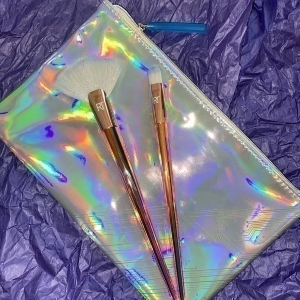 RT REFLECTIVE/HOLOGRAPHIC BRUSHES AND MAKEUP BAG❗️